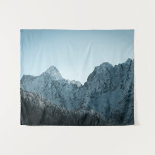 Atemberaubende Berge und Fichtenwälder Wandteppich