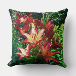 Atemberaubende Blume von Red Orange Asiatic Lilies Kissen