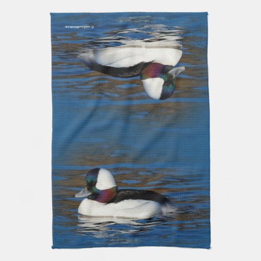 Atemberaubende Bufflehead-Ente am Teich Geschirrtuch (Vertikal)