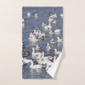 Atemberaubende Flock von Schneegänse am Strand Badhandtuch Set (Handtuch)