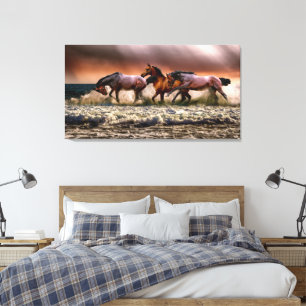 Atemberaubende Hengste, die in den Ozeanwellen spi Leinwanddruck