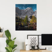 Atemberaubende Herbstlandschaft unter Bergen Poster (Heimbüro)