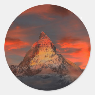 Atemberaubende matterhornrote Himmelslandschaft Runder Aufkleber