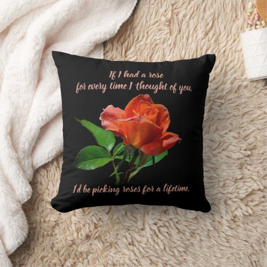 Atemberaubende Peachy-Rote Rose auf schwarz Kissen (Decke)