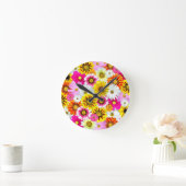 Atemberaubende, rosa gelbe Blütenmuster Runde Wanduhr (Zuhause)