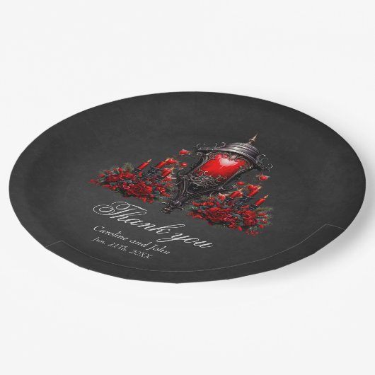 Atemberaubende rote Rosen und Gate-Design. Pappteller (Schrägansicht)