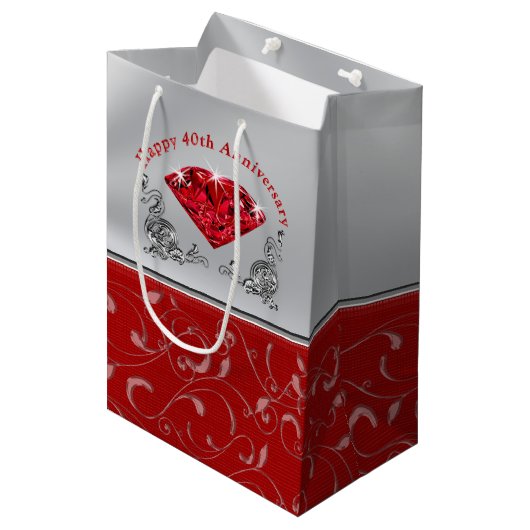 Atemberaubende Ruby 40th Anniversary Gift Bags Mittlere Geschenktüte (Vorderseite Schrägansicht)