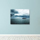 Atemberaubende Schifffahrt auf stürmischen Meeren Leinwanddruck (Insitu (Holzboden))
