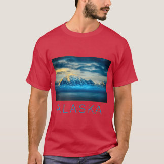 Atemberaubende schneebedeckte Berge in Alaska erhe T-Shirt