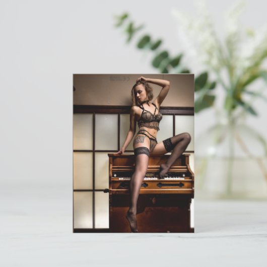 Atemberaubende Schönheit am Piano Schwarzes Dessou Postkarte (Stehend Vorderseite)