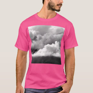 Atemberaubende schwarz-weiße massive Wolken über T-Shirt