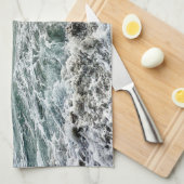 atemberaubende Strandszene mit abstürzenden Wellen Geschirrtuch (Viertel Falte)