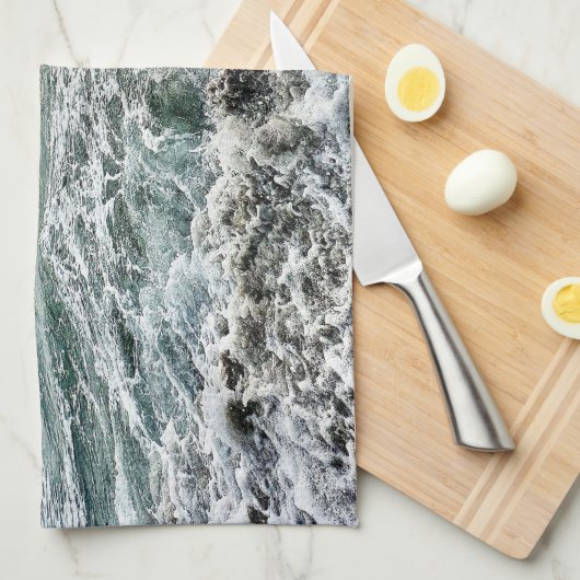 atemberaubende Strandszene mit abstürzenden Wellen Geschirrtuch (Viertel Falte)