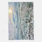 atemberaubende Strandszene mit abstürzenden Wellen Geschirrtuch (Vertikal)