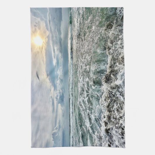 atemberaubende Strandszene mit abstürzenden Wellen Geschirrtuch (Vertikal)