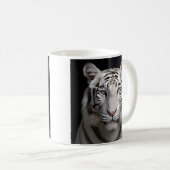 Atemberaubende Studiofotografie eines Weißtigers Kaffeetasse (VorderseiteRechts)