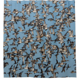 Atemberaubende Winterenten im Flug Duschvorhang