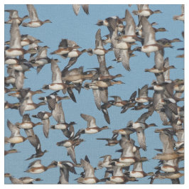 Atemberaubende Winterenten im Flug Stoff