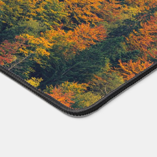 Atemberaubender Herbstwald Schreibtischunterlage (Ecke)