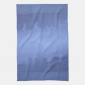 Atemberaubender NYC blauer nebeliger Skyline Handtuch (Vertikal)