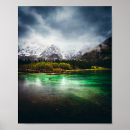 Atemberaubender Regentag am See Fusine, Italien Poster