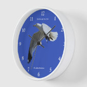 Atemberaubender Ring-Billed Gull Shorebird im Flug Wanduhr (Winkel)