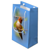 Atemberaubender Rufous Hummingbird in der Sonne Kleine Geschenktüte (Rückseite Schrägansicht)