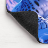 Atemberaubender Schneeleopard auf dem Felsen Mousepad (Ecke)