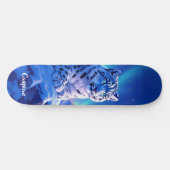 Atemberaubender Schneeleopard auf dem Felsen Skateboard (Horizontal)