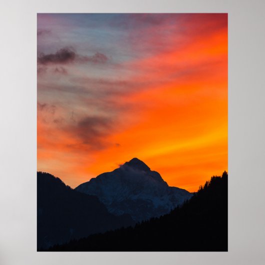 Atemberaubender Sonnenuntergang hinter dem Berg Poster (Vorne)