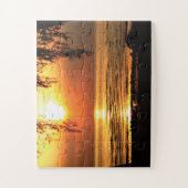 Atemberaubender Sonnenuntergang mit Strand und Bäu Puzzle (Vertikal)