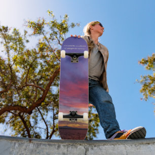Atemberaubender Sonnenuntergang über dem Meer, Fot Skateboard
