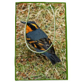 Atemberaubender Varieté-Thrush auf dem Rasen Mittlere Geschenktüte (Vorderseite)