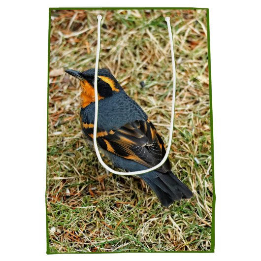 Atemberaubender Varieté-Thrush auf dem Rasen Mittlere Geschenktüte (Rückseite)