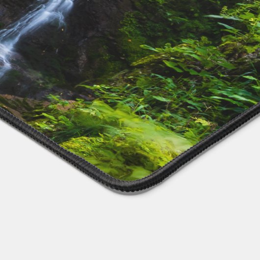 Atemberaubender Wasserfall mit Sonnenlicht Schreibtischunterlage (Ecke)