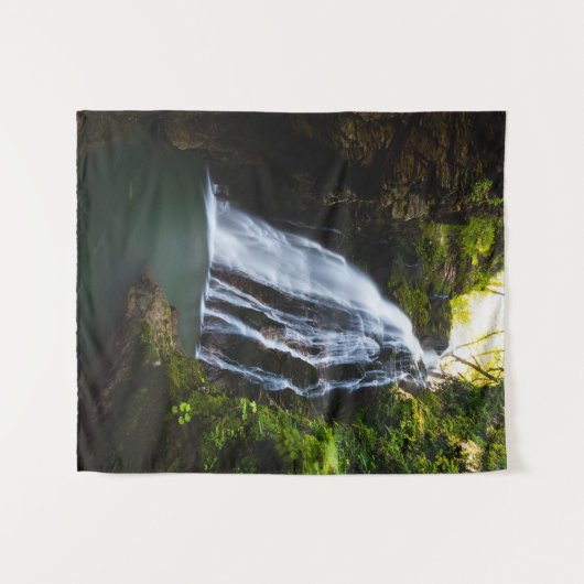 Atemberaubender Wasserfall mit Sonnenlicht Wandteppich (Vorderseite (Horizontal))