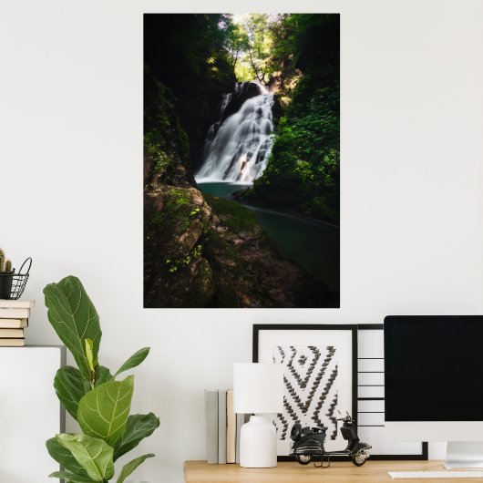 Atemberaubender Wasserfall Šum im zauberhaften Wal Poster (Heimbüro)