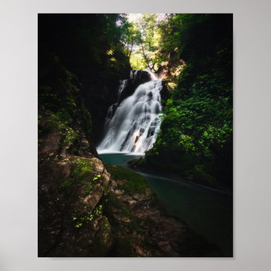 Atemberaubender Wasserfall Šum im zauberhaften Wal Poster (Vorne)