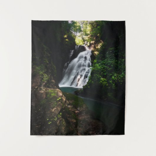 Atemberaubender Wasserfall Šum im zauberhaften Wal Wandteppich (Vorderseite)