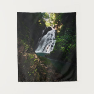 Atemberaubender Wasserfall Šum im zauberhaften Wal Wandteppich