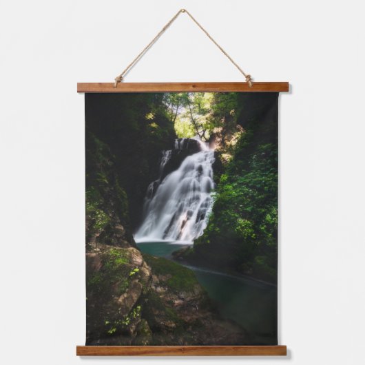 Atemberaubender Wasserfall Šum im zauberhaften Wal Wandteppich Mit Holzrahmen (Vorderseite)