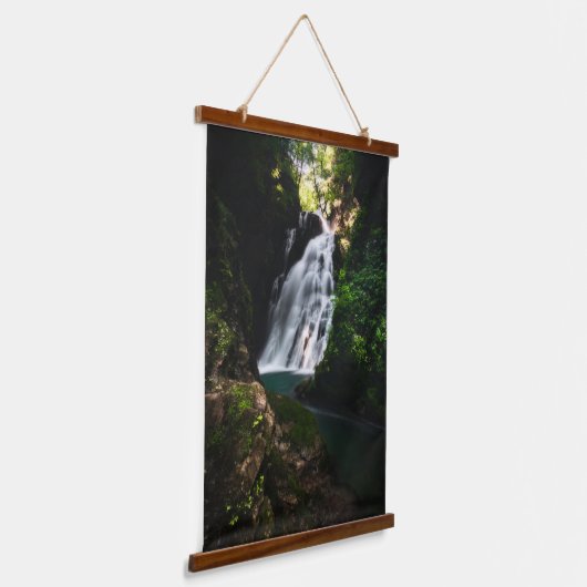 Atemberaubender Wasserfall Šum im zauberhaften Wal Wandteppich Mit Holzrahmen (Gewinkelt)