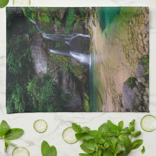 Atemberaubender Wasserfall Virje, Slowenien Poster Geschirrtuch (Gefaltet)