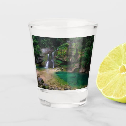 Atemberaubender Wasserfall Virje, Slowenien Poster Schnapsglas (Vorderseite)