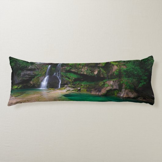 Atemberaubender Wasserfall Virje, Slowenien Poster Seitenschläferkissen (Vorderseite)