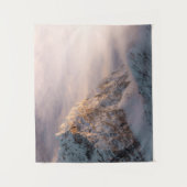 Atemberaubendes Licht und Nebel auf den Bergen Wandteppich (Vorderseite)