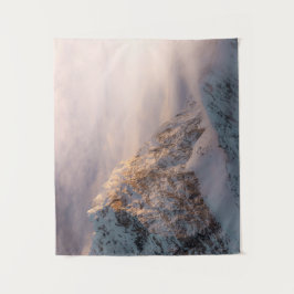 Atemberaubendes Licht und Nebel auf den Bergen Wandteppich