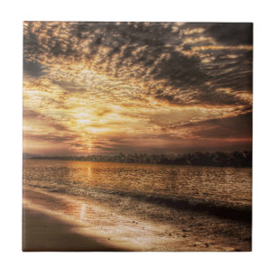Atemberbrecher Sonnenaufgang am Strand Fliese
