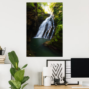 Atemberfallender Wasserfall mit Sonnenlichtglanz Poster