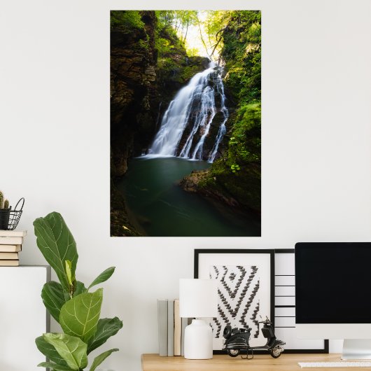 Atemberfallender Wasserfall mit Sonnenlichtglanz Poster (Heimbüro)
